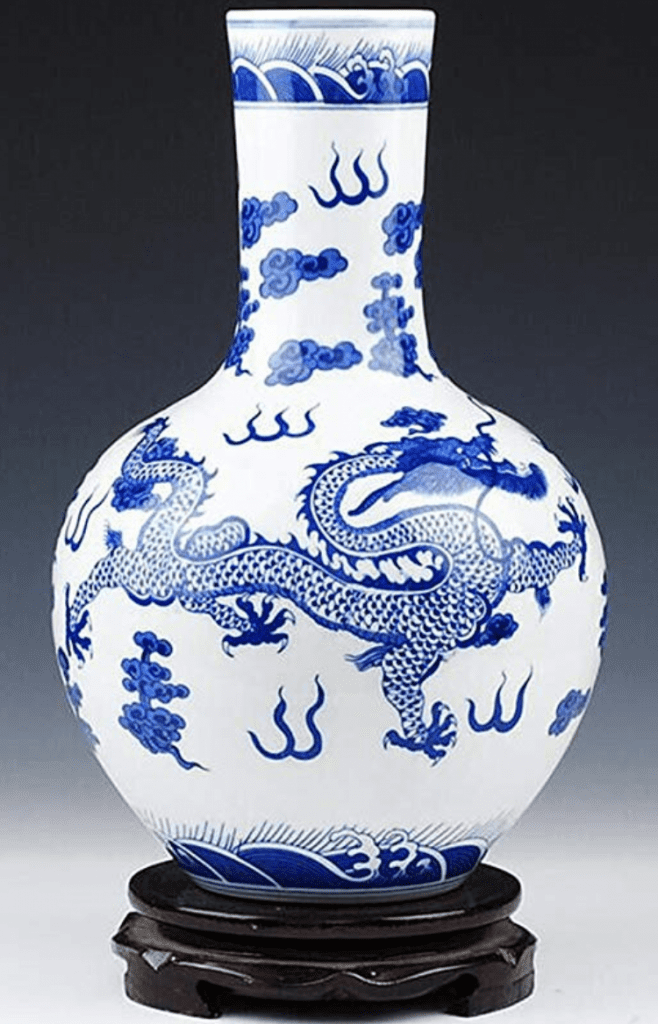 Jarrón chino de dragon azul y blanco y de cuello fino