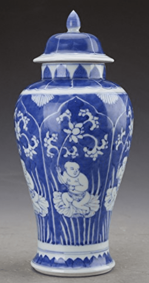 Jarrón chino azul con tapa y dibujos de personas